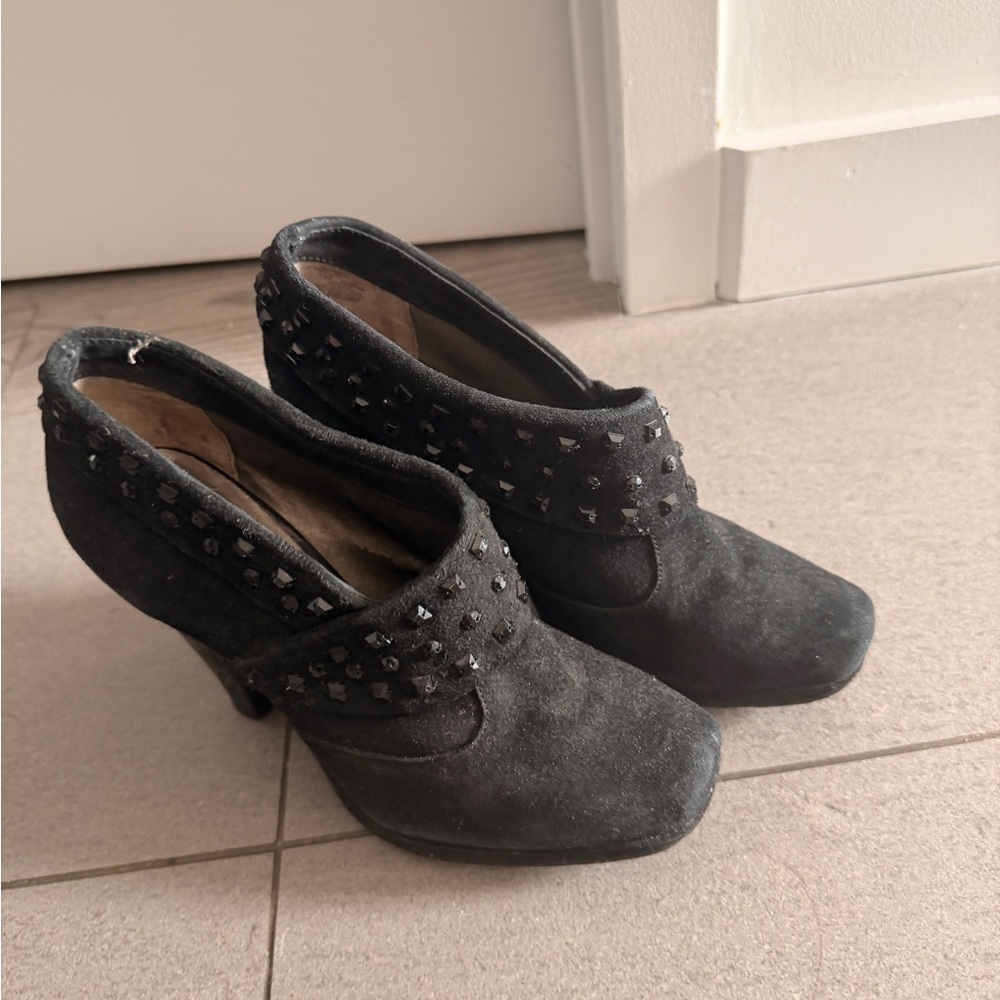 Kenneth Cole Reaction Black Studded Slip-On Heeled Boots size 7 - Picture 2 of 5